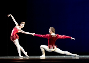 Pas de deux de Rubis (Balanchine) M. Sosnovschi ici avec Maria Yakovleva. Photographie Michael Pöhn (Courtesy les Etés de la Danse)