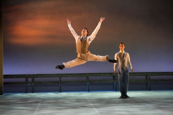 Giuliano Contadini (Ici dans Nick Carraway) et Tobias Batley (Gatsby). Tels des Gémeaux. Photo Bill Cooper. Courtesy of Northern Ballet