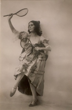 Les Fâcheux de Nijinska. Ballets russes de Serge de Diaghilev. Ninette de Valois en joueuse de volant. Georges Detaille photographe, 1924